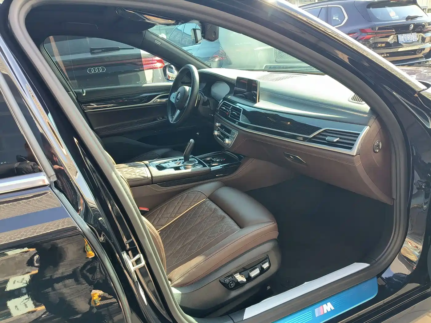 BMW 7 Series 2021 Model 740Li Leading M Sport Package фото 25