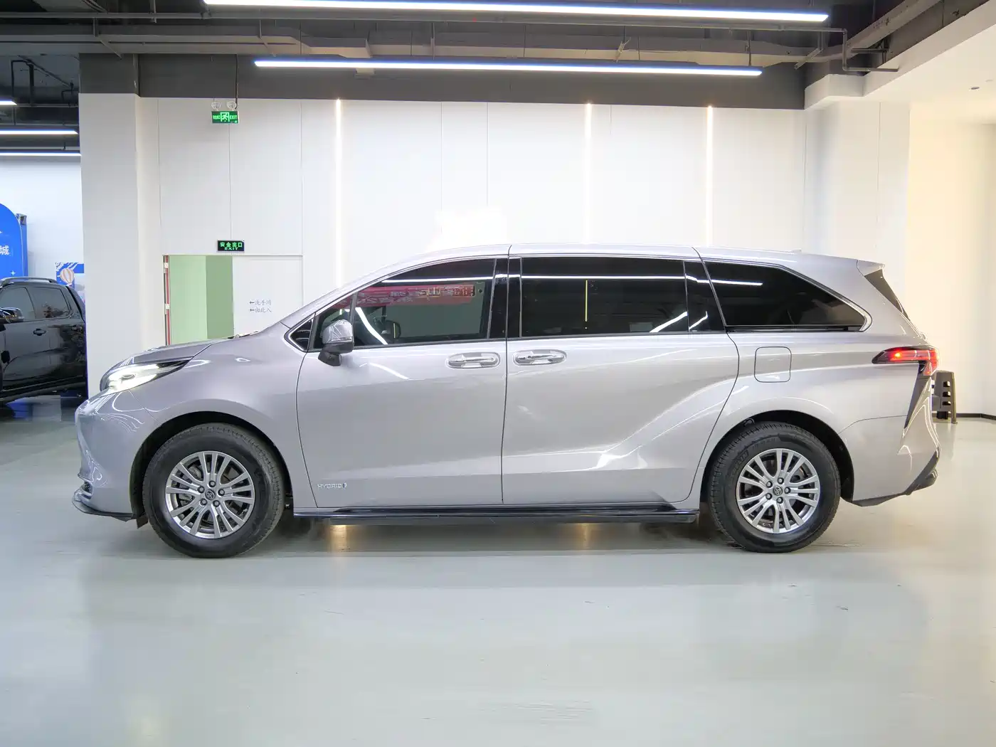 Toyota Sienna 2021 2.5L Hybrid Premium Edition фото 3