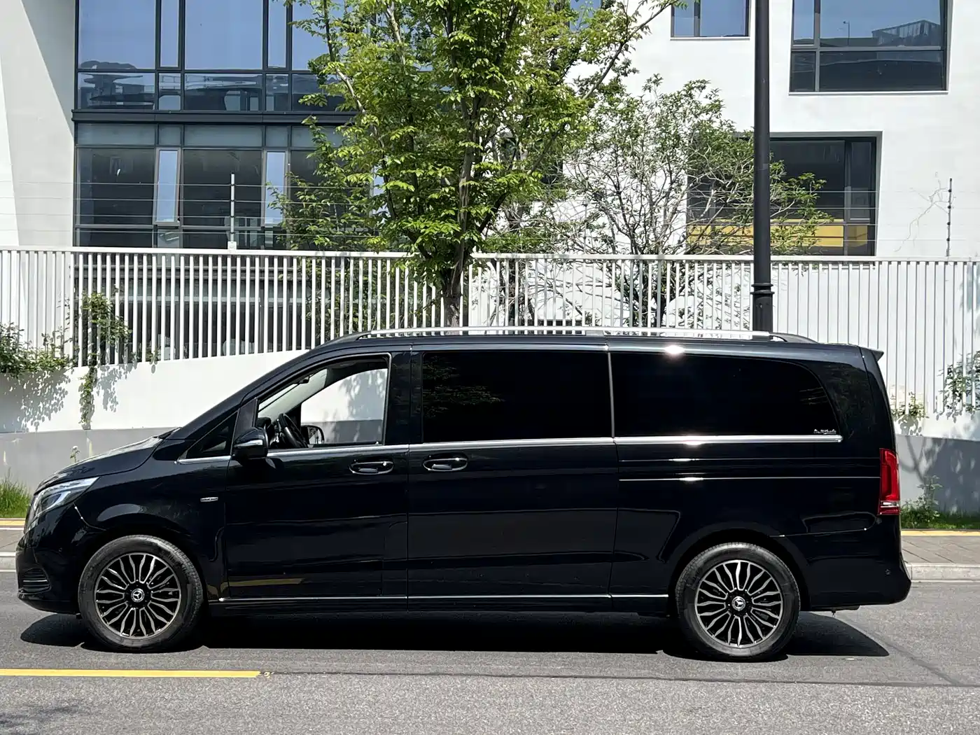 Mercedes-Benz V-Class 2018 V 260 L Premium Long Wheelbase Edition China VI фото 8