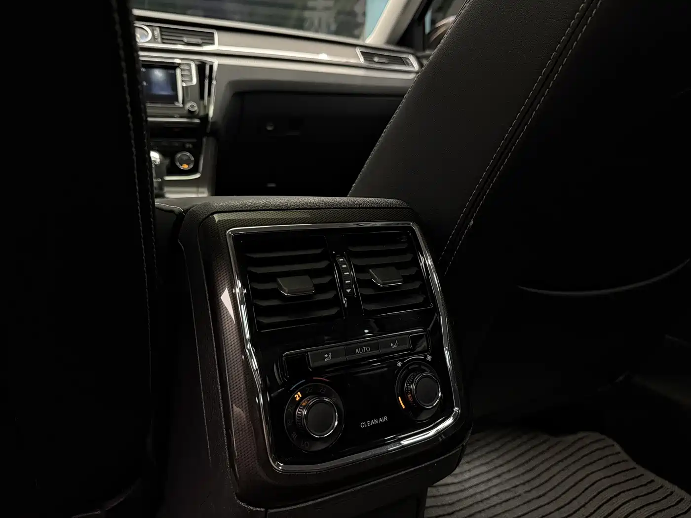 Volkswagen Passat 2017 330TSI DSG Luxury фото 12