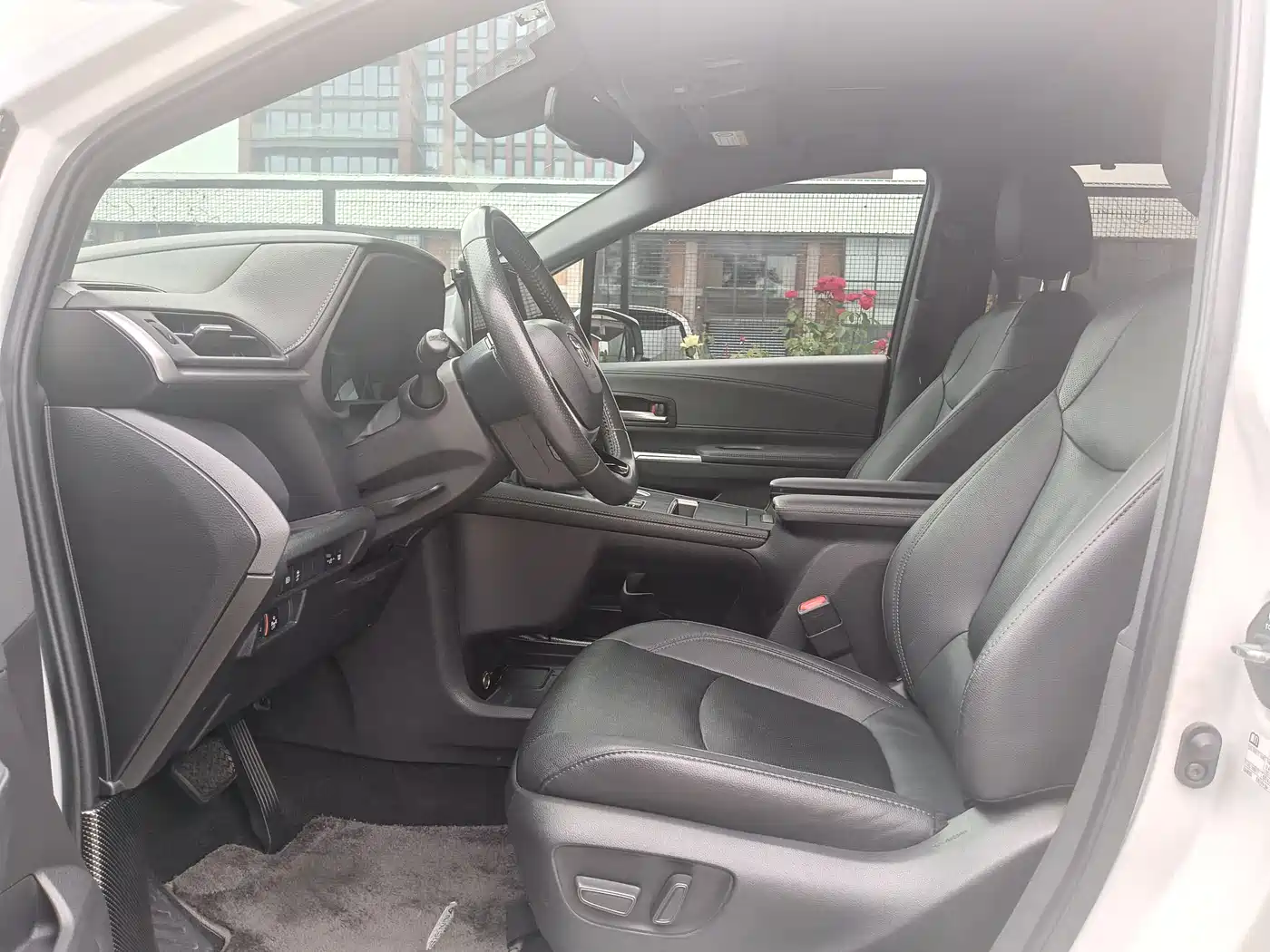 Toyota Sienna 2021 2.5L Hybrid Premium Edition фото 14