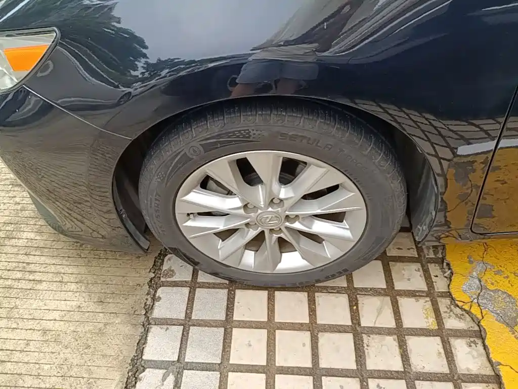 Фото 23 - Lexus ES