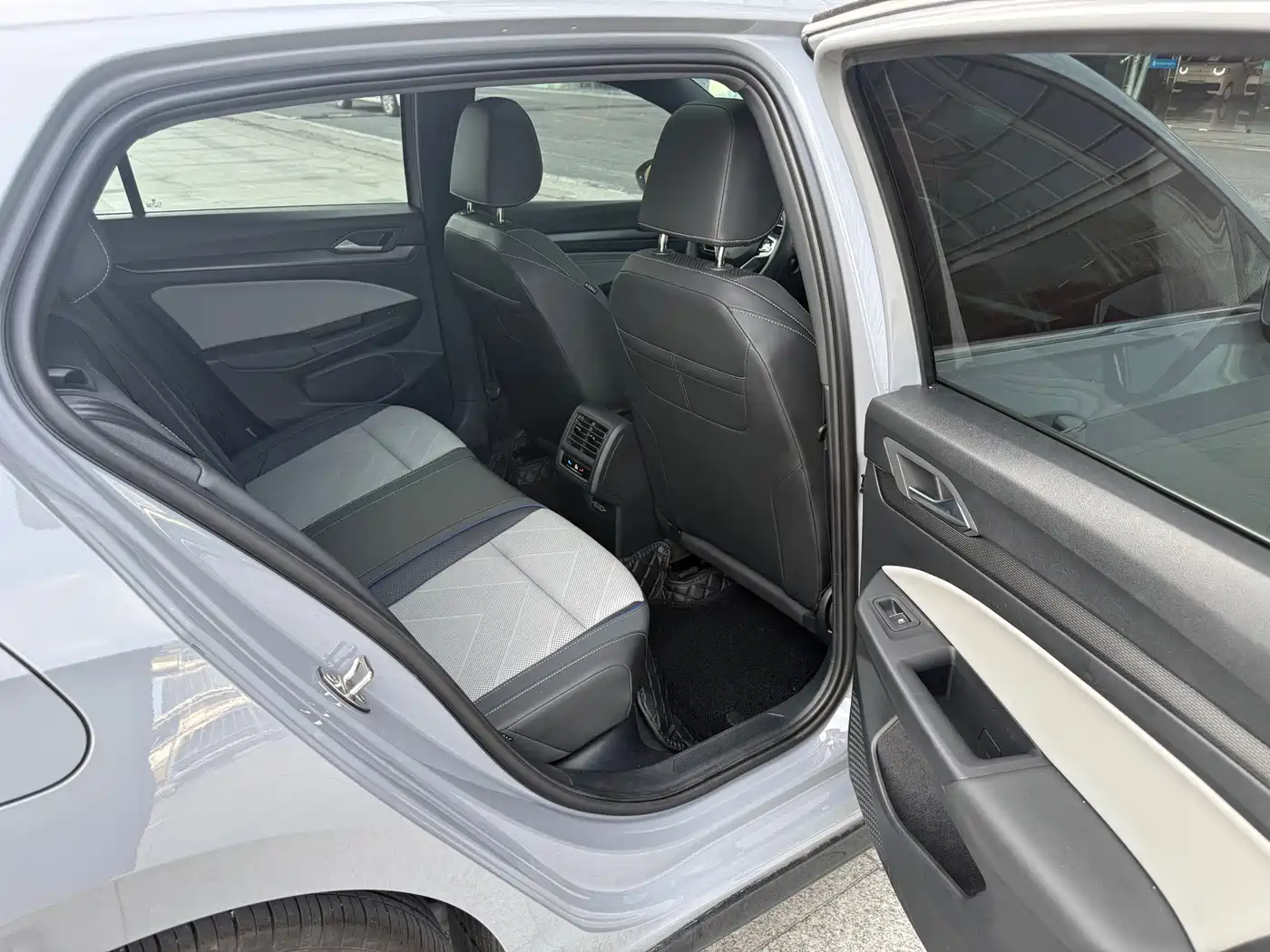 Volkswagen Golf 2025 2025 300TSI R-Line
