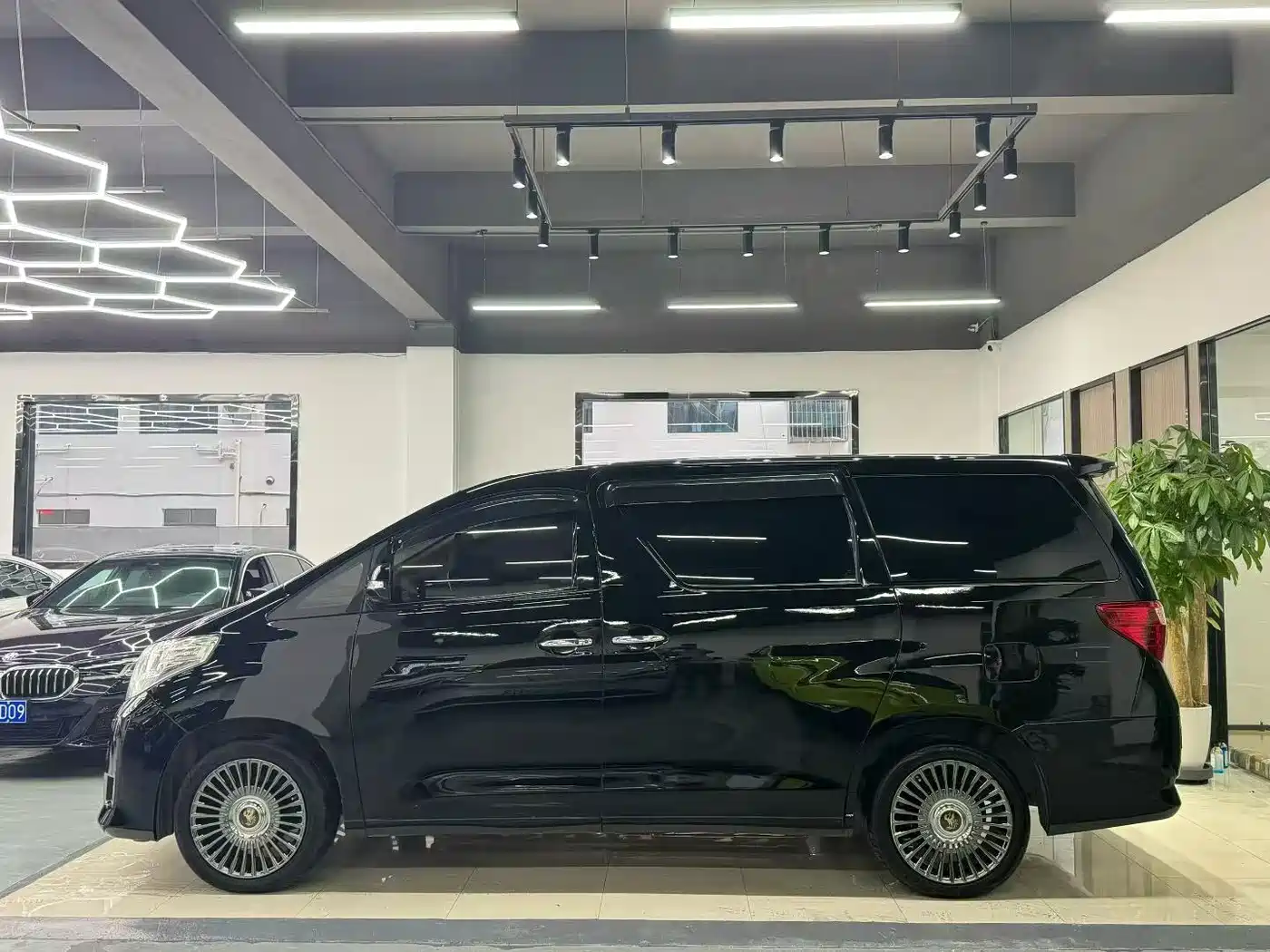 Toyota Alphard 2012 3.5L Luxury Edition фото 3