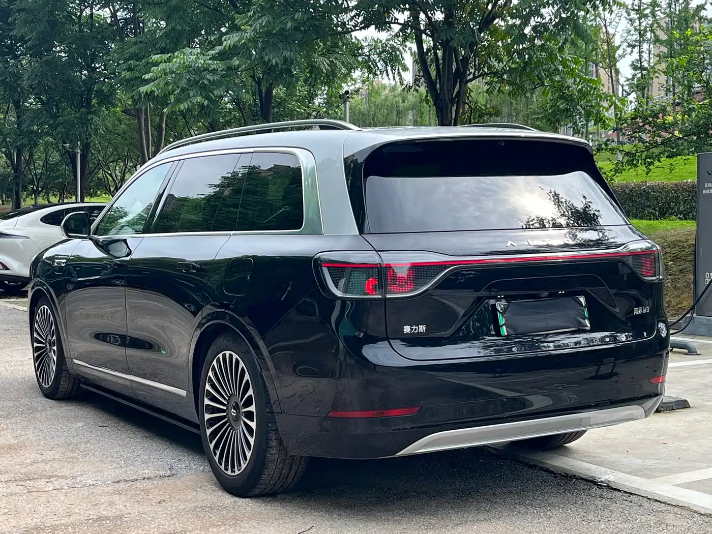 AITO Wenjie AITO M9 2024 Model Extended Range Ultra Edition 52kWh 5-Seater фото 5