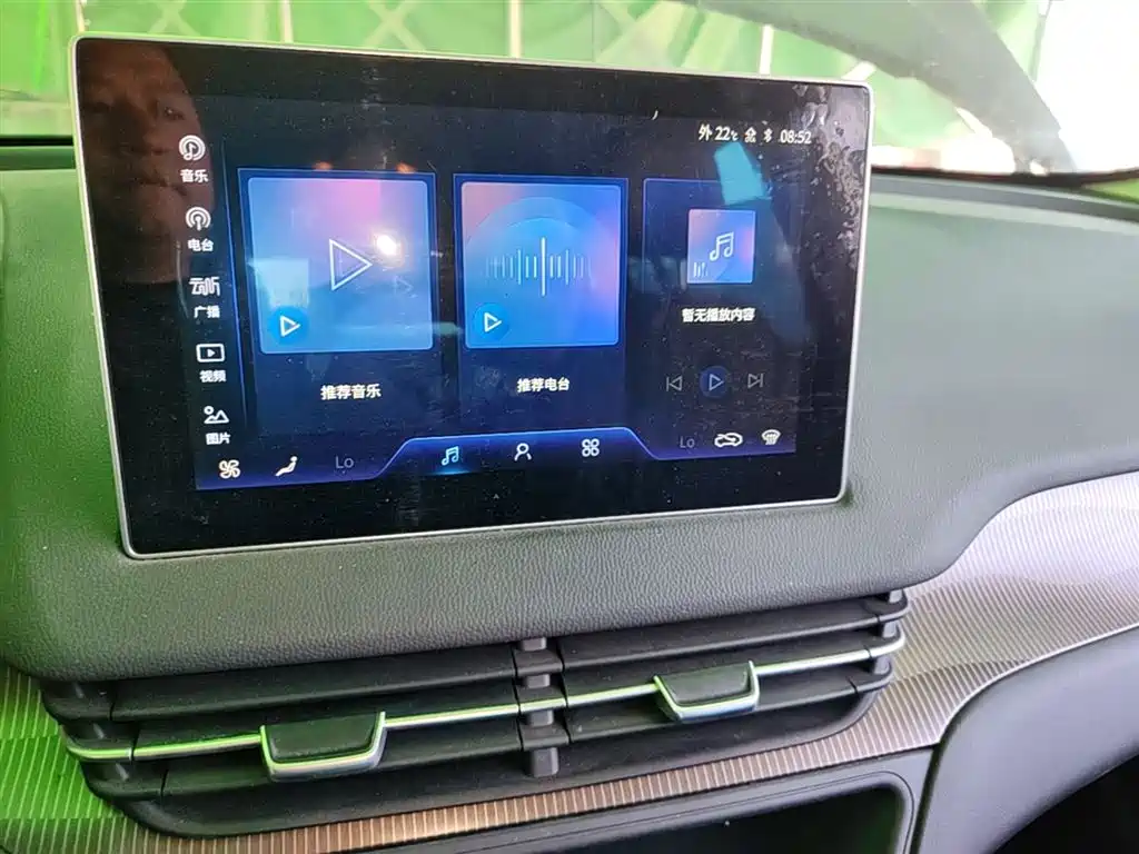 Hongqi E-QM5 2021 Charging Flag Joy Edition фото 13