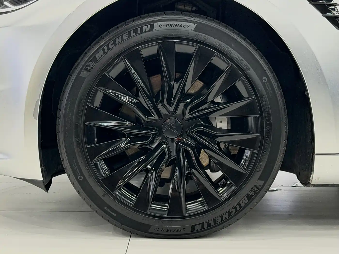 Фото 18 - Tesla Model 3