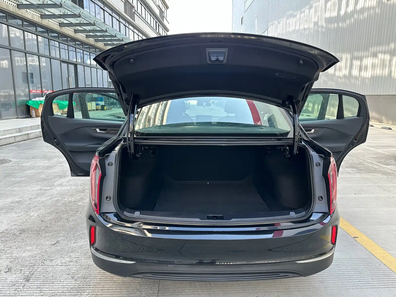 Фото 8 - Hongqi E-QM5