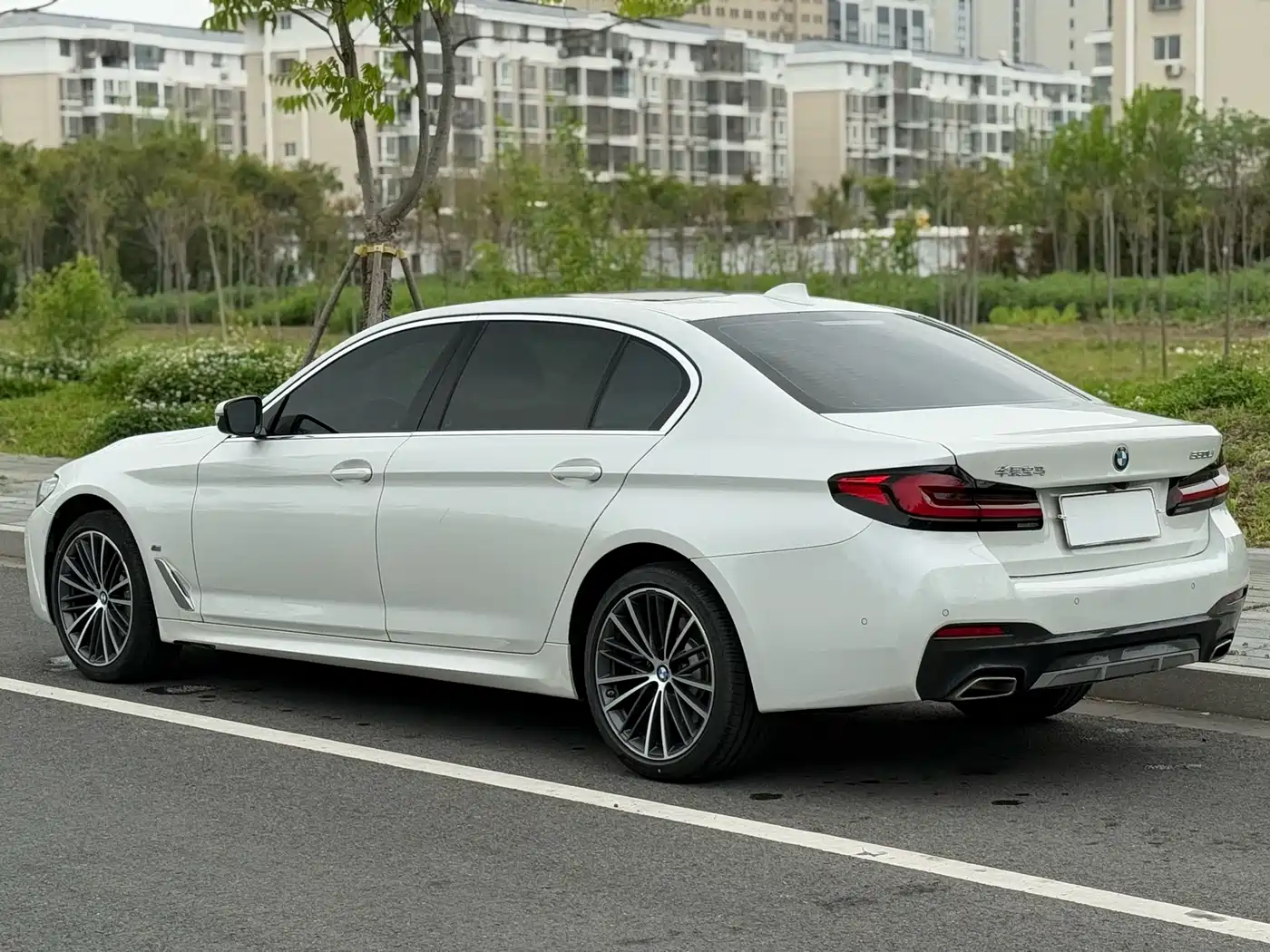 BMW 5 Series 2023 530Li Leading M Sport Package фото 14