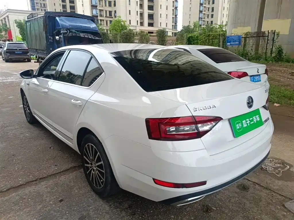 Škoda Octavia 2018 TSI230 DSG Luxury Edition фото 5
