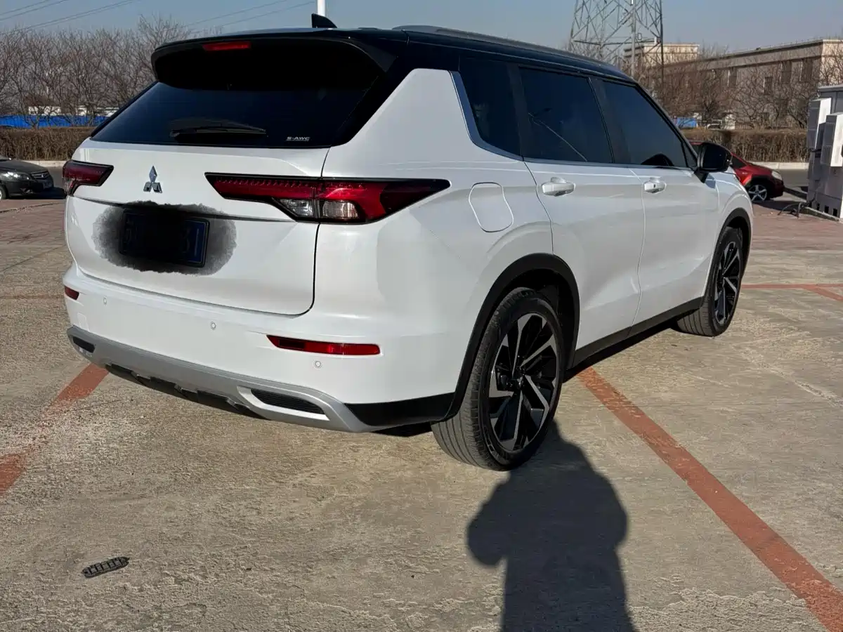 MITSUBISHI OUTLANDER