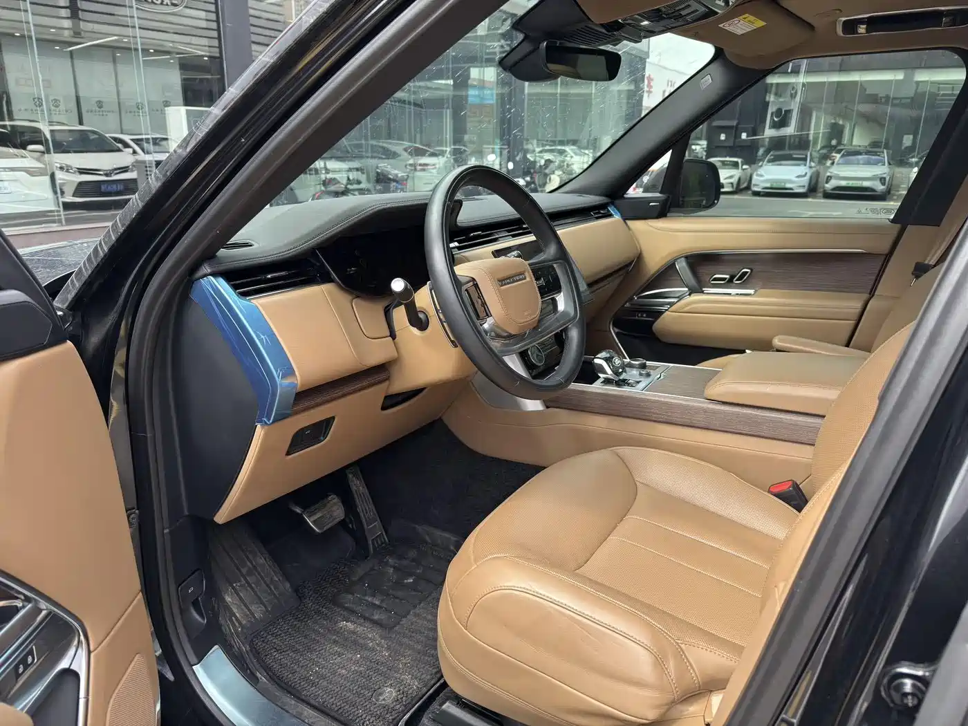 Land Rover Range Rover 2023 Facelift 3.0 L6 400PS Prosperity Extended Version фото 8