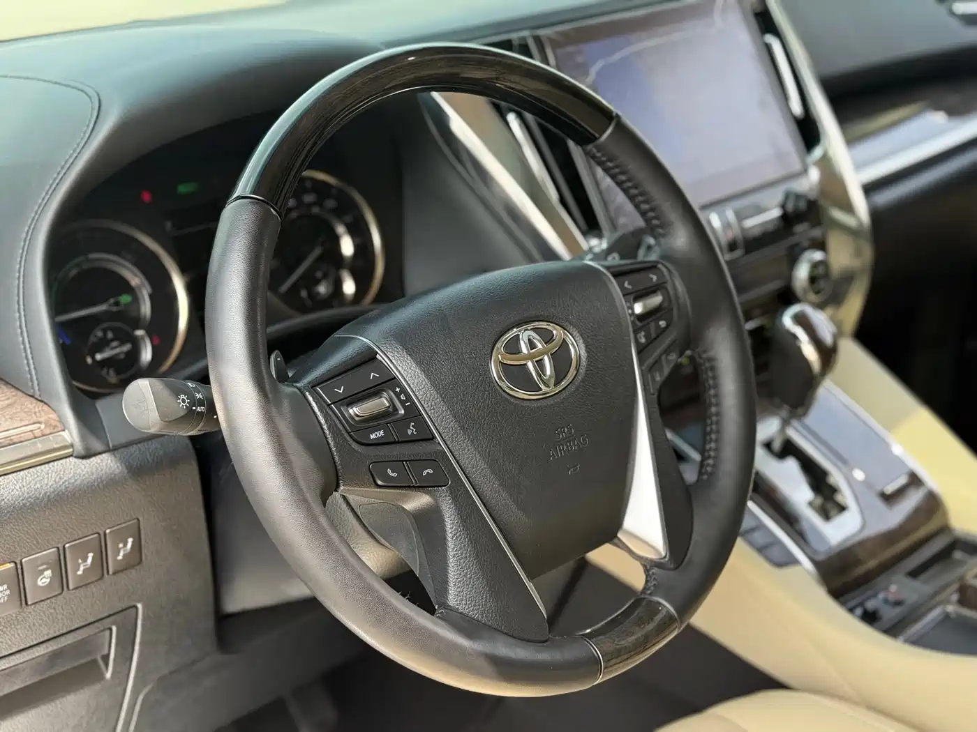 Toyota Alphard 2021 Hybrid 2.5L Ultimate фото 15