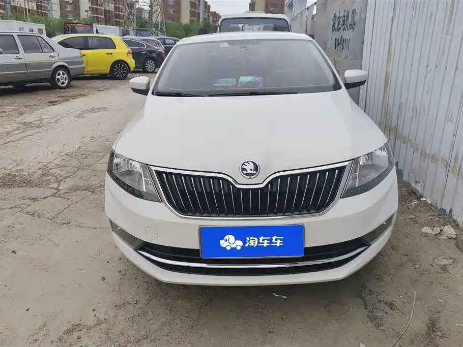 Škoda Rapid 2018 1.6L Manual Comfort Edition фото 2