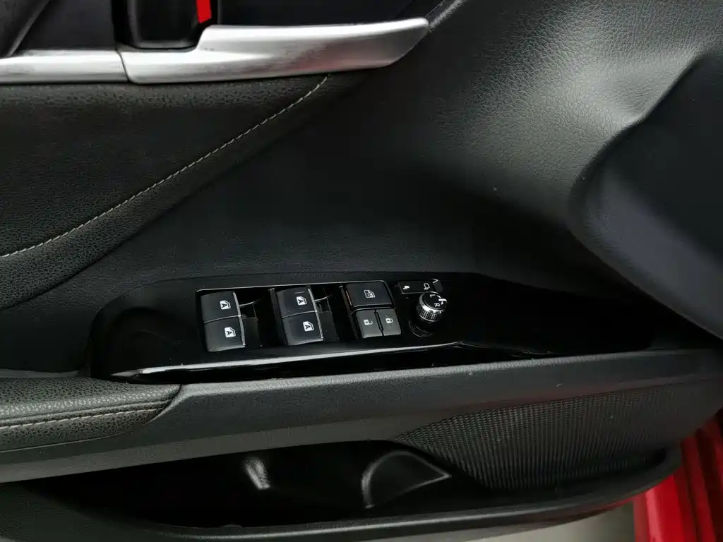 Фото 9 - Toyota Camry