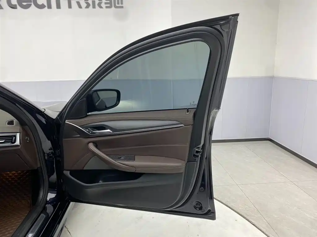 BMW 5 Series 2021 530Li Leading M Sport Package фото 16
