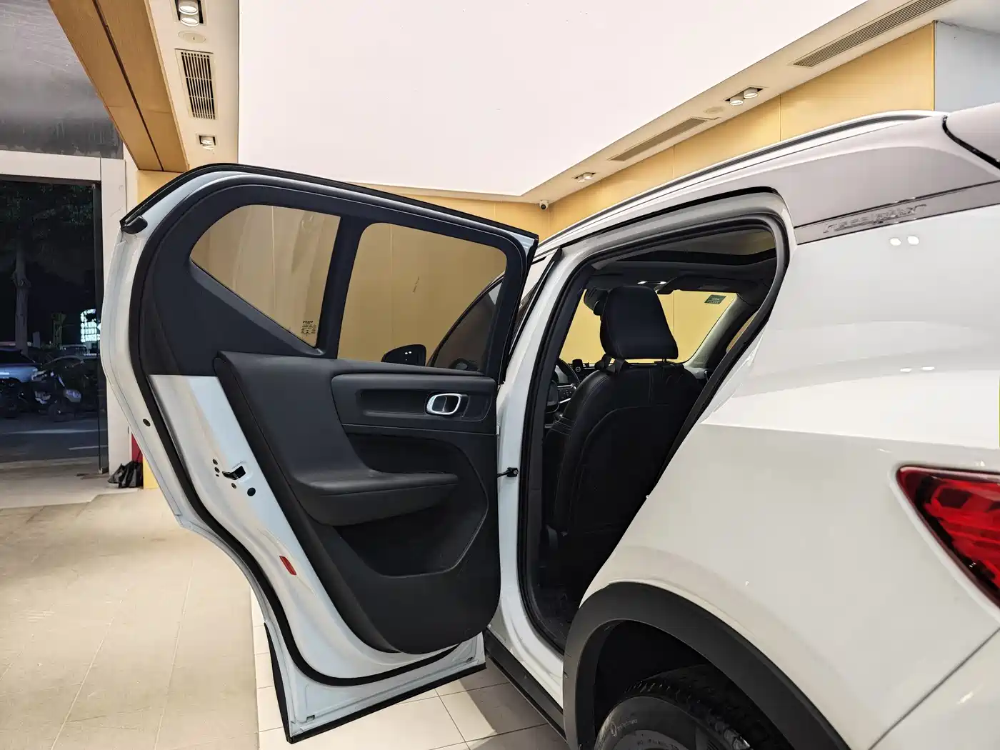 Фото 21 - Volvo XC40