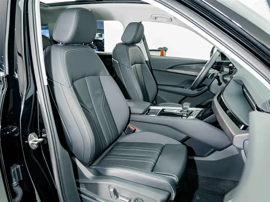 Audi Q6 2025 40 TFSI quattro Commemorative Edition Yulin Package 7-Seater фото 17