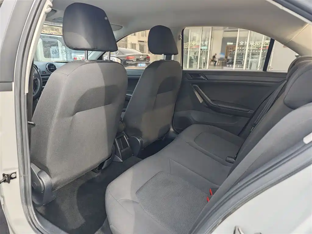 Volkswagen Jetta 2019 Dream Edition 1.4L Manual Fashion фото 11