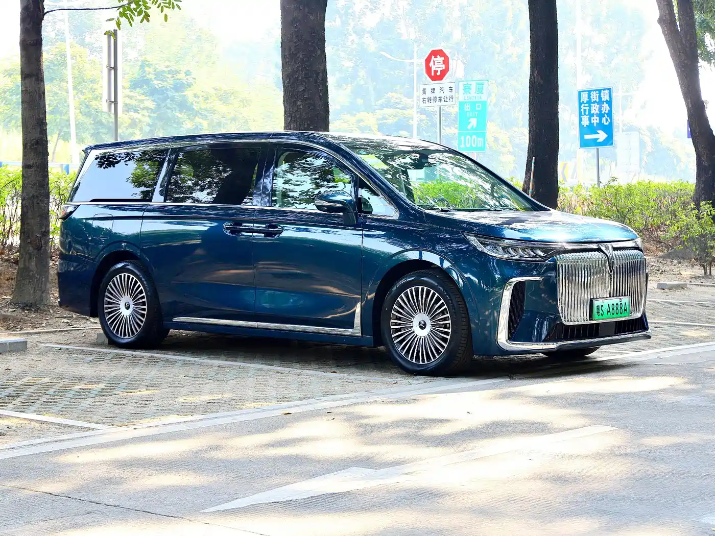 Voyah Auto Voyah Dreamer 2025 PHEV AWD Flagship Kunpeng Edition фото 2