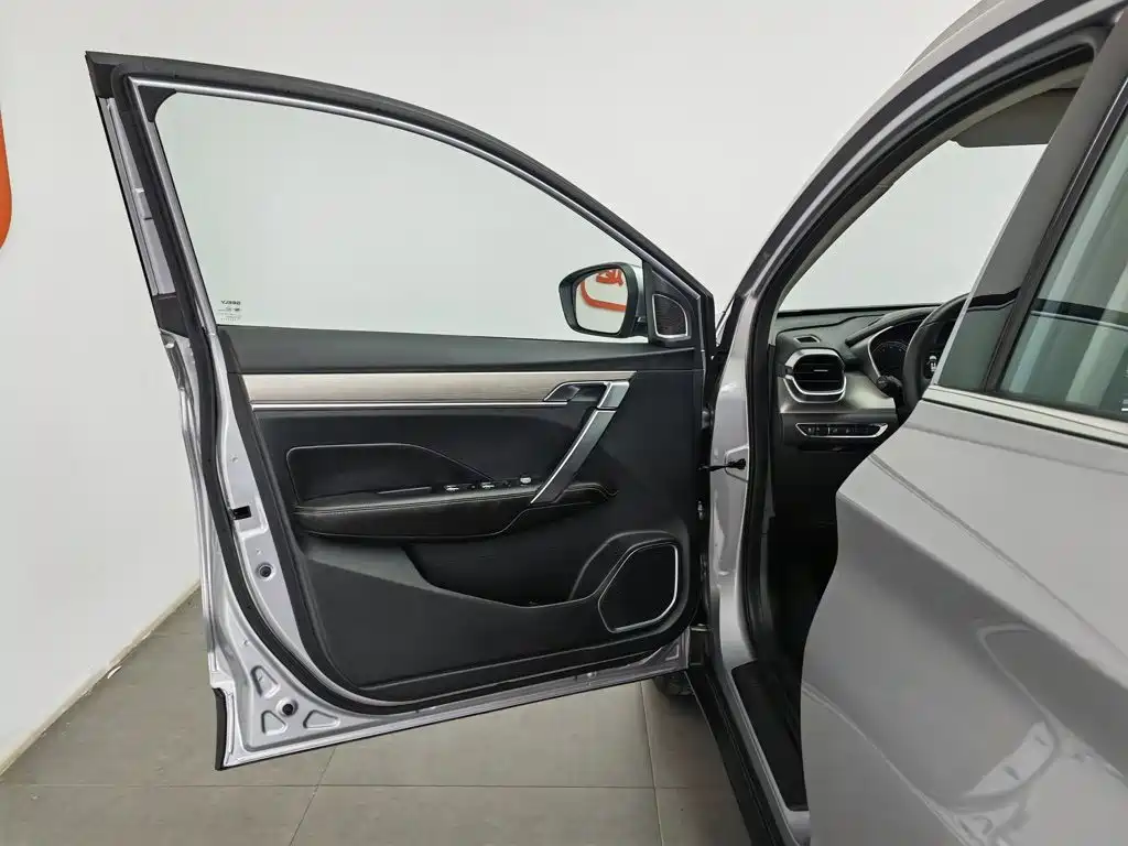 Фото 8 - Geely Binyue