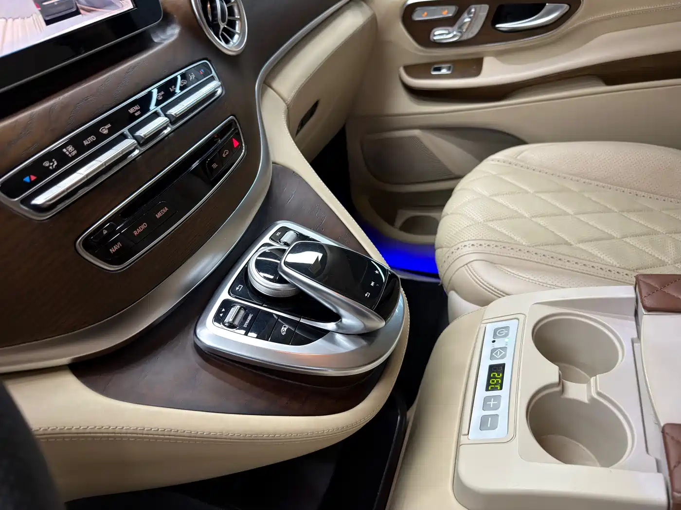 Mercedes-Benz V-Class 2018 V 260 L Premium Long Wheelbase Edition China VI фото 18