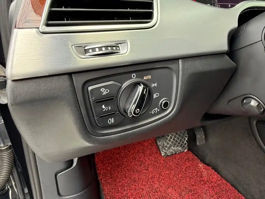 Photo 12 - Audi A8