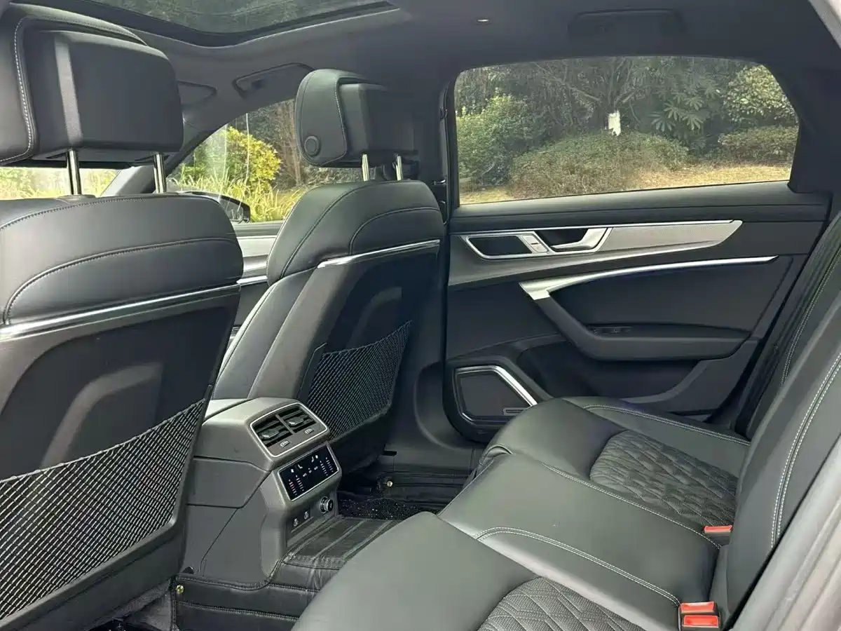 Фото 9 - Audi A6L