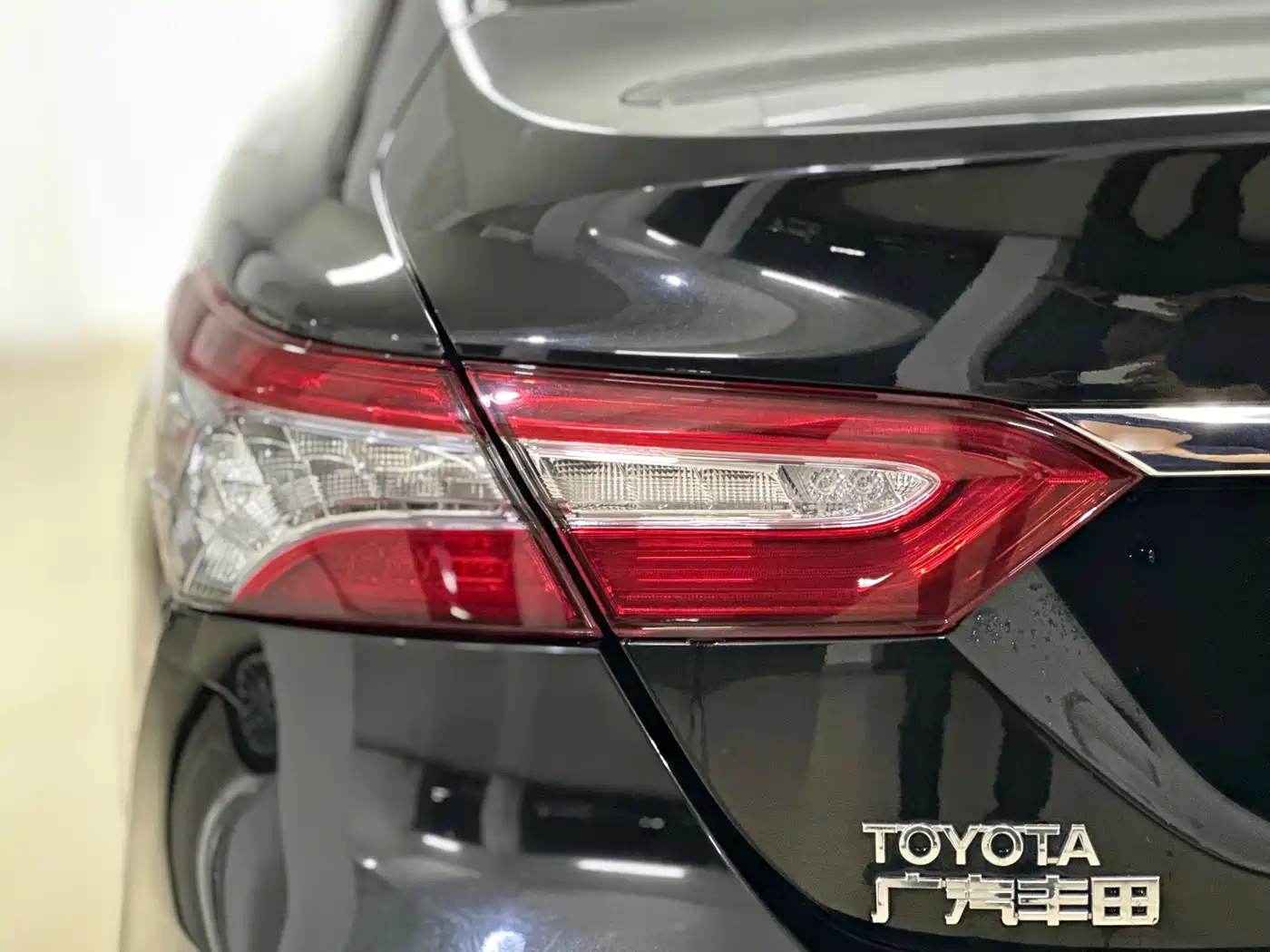 Toyota Camry 2018 Hybrid 2.5HG Luxury Edition фото 5