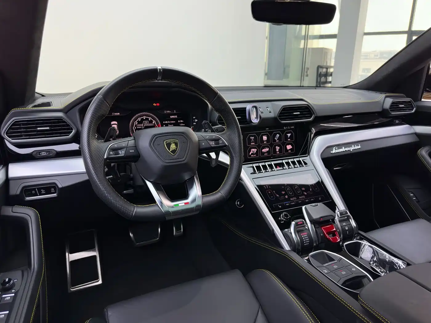 Фото 8 - Lamborghini Urus