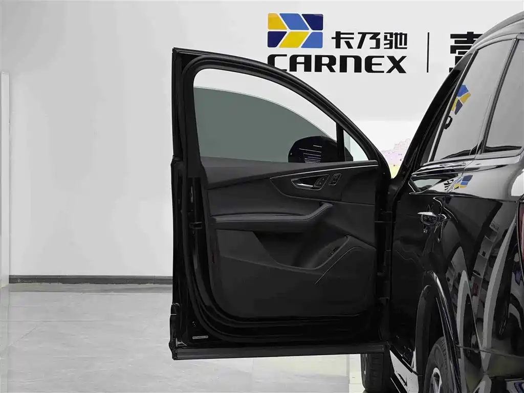 Audi Q7 2024 45 TFSI quattro S line Black Warrior фото 5