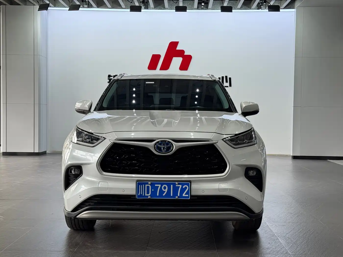 Toyota Highlander 2023 2.5L Smart Hybrid Dual Engine AWD Premium 7-Seater фото 2