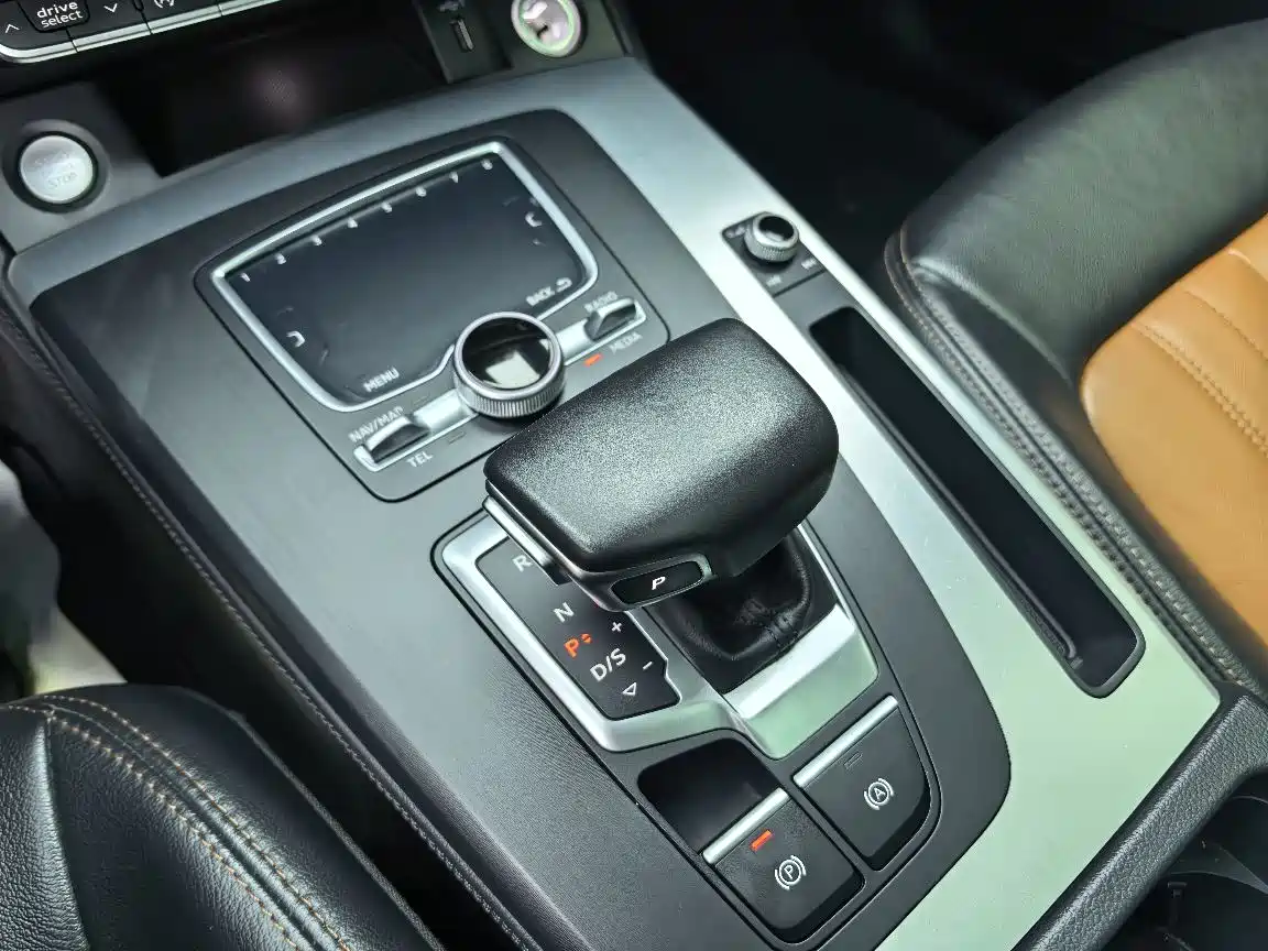 Audi Q5L 2020 Facelift 40 TFSI Honor Fashion фото 17