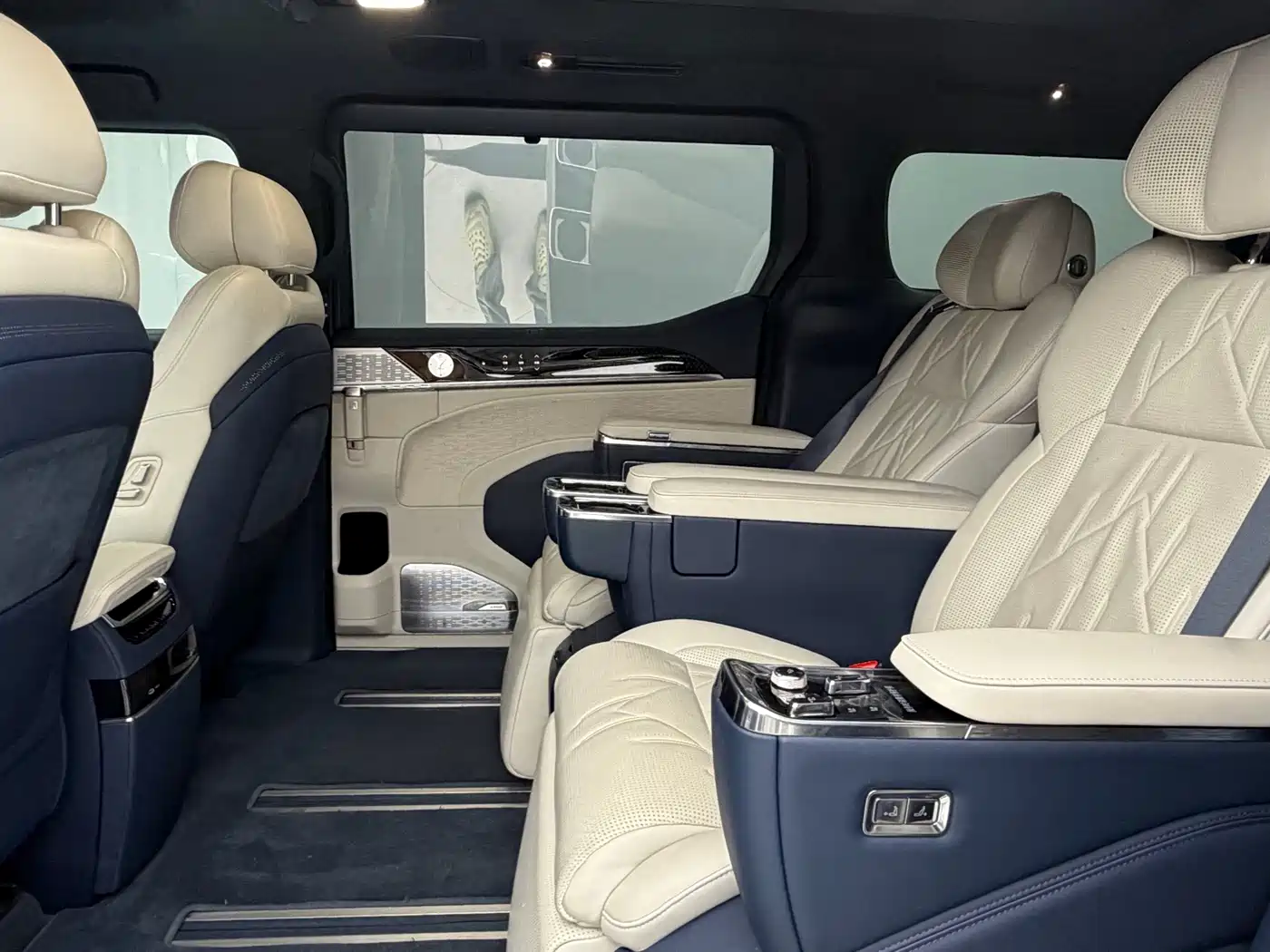 ZEEKR 009 2025 2024 6-seat Executive AWD 108kWh