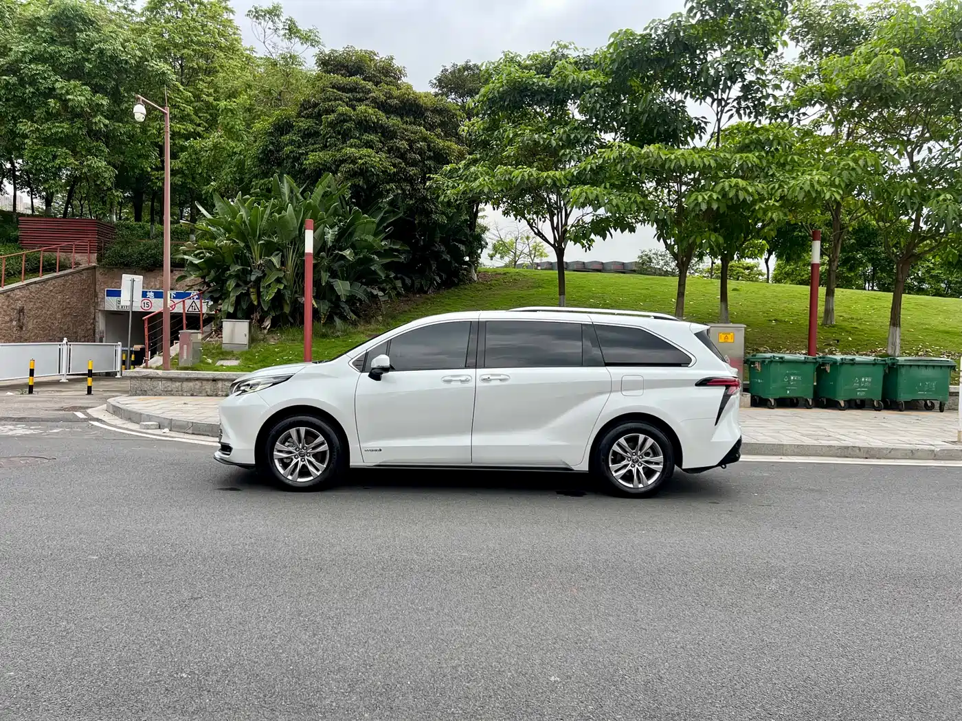 Toyota Sienna 2021 2.5L Hybrid Ultimate Edition фото 6