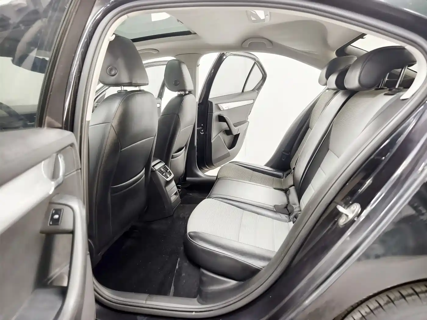 Škoda Octavia 2016 1.6L Automatic Pioneer Edition фото 12