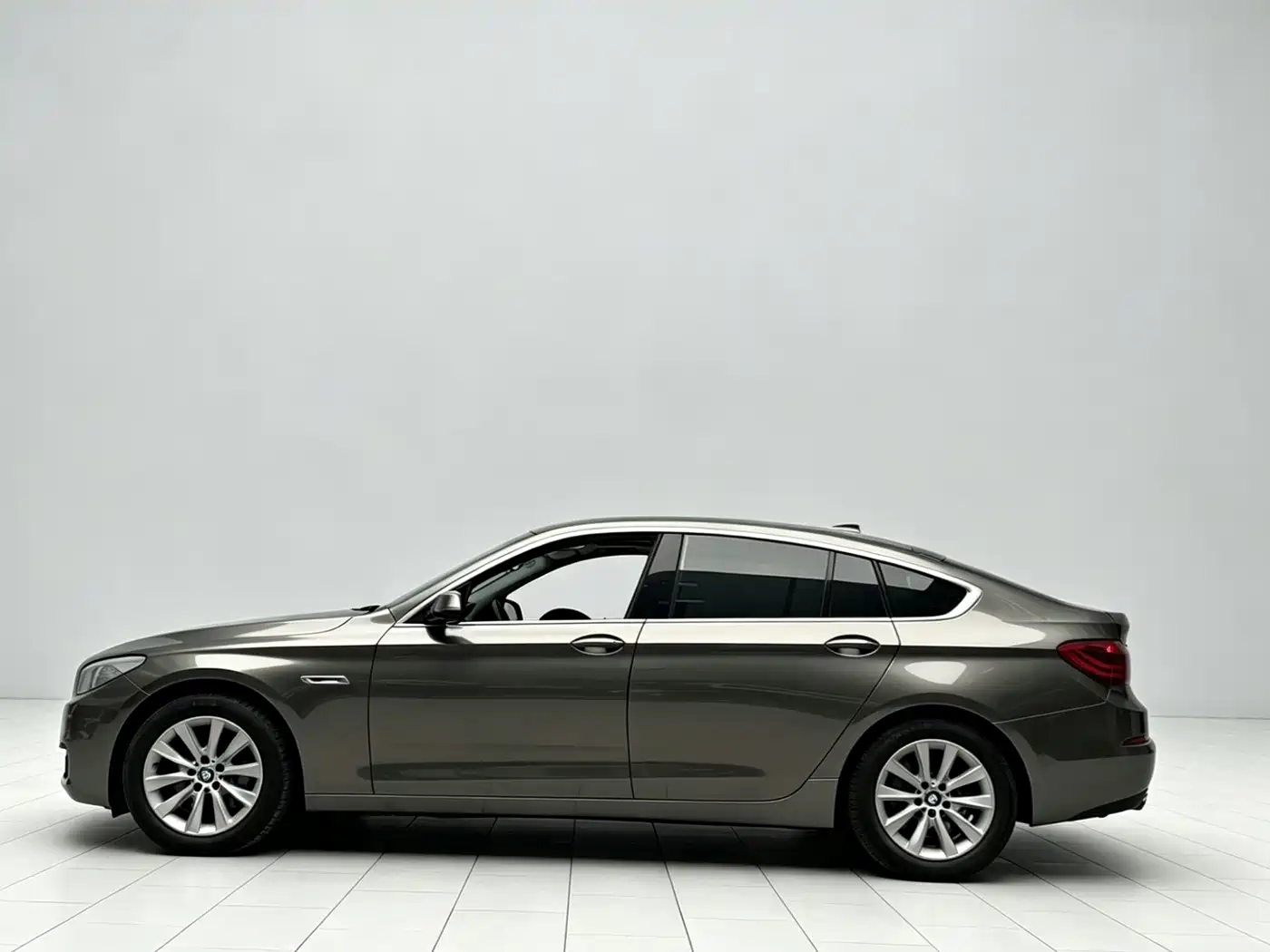 BMW 5 Series GT 2014 528i Leading фото 15
