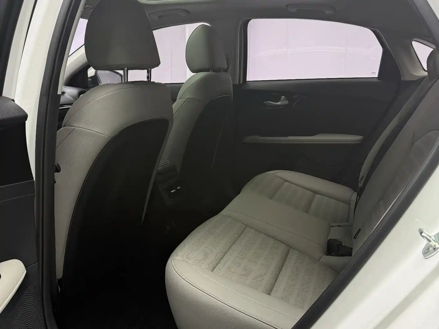 Kia K3 2023 Model 1.5L CVT Luxury Edition фото 15