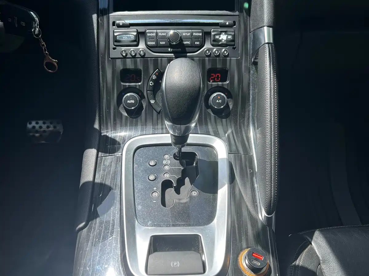 Peugeot 3008 2014 1.6THP Roland Garros Edition фото 12