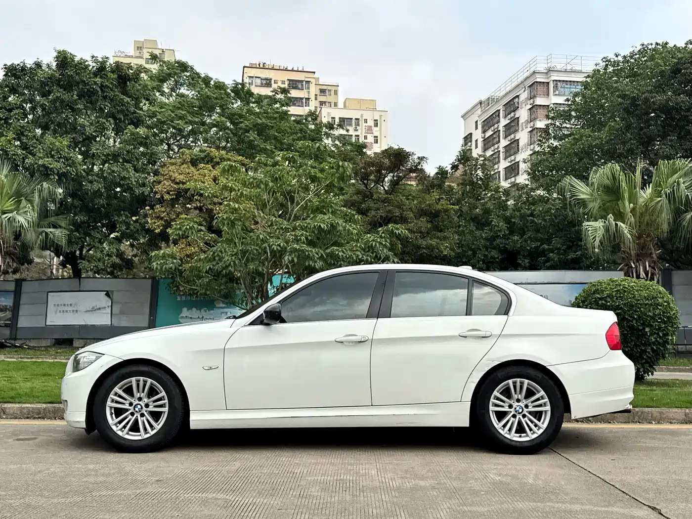 BMW 3 Series (Import) 2010 320i Luxury фото 5