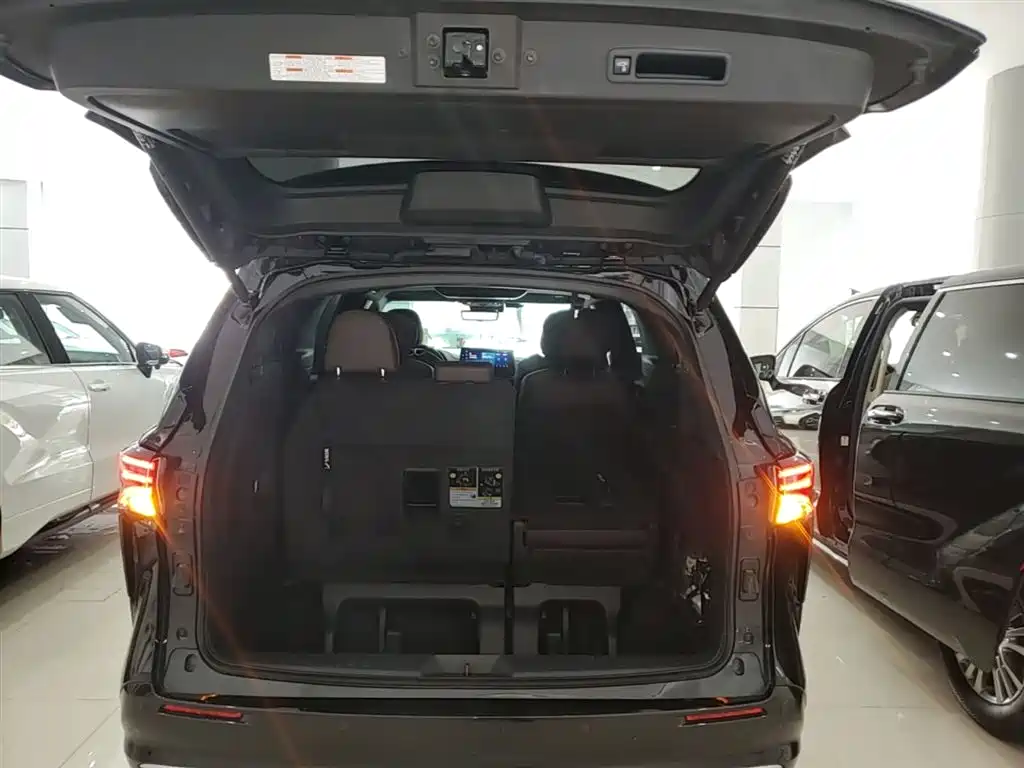 Toyota Sienna 2021 2.5L Hybrid Platinum Edition фото 19
