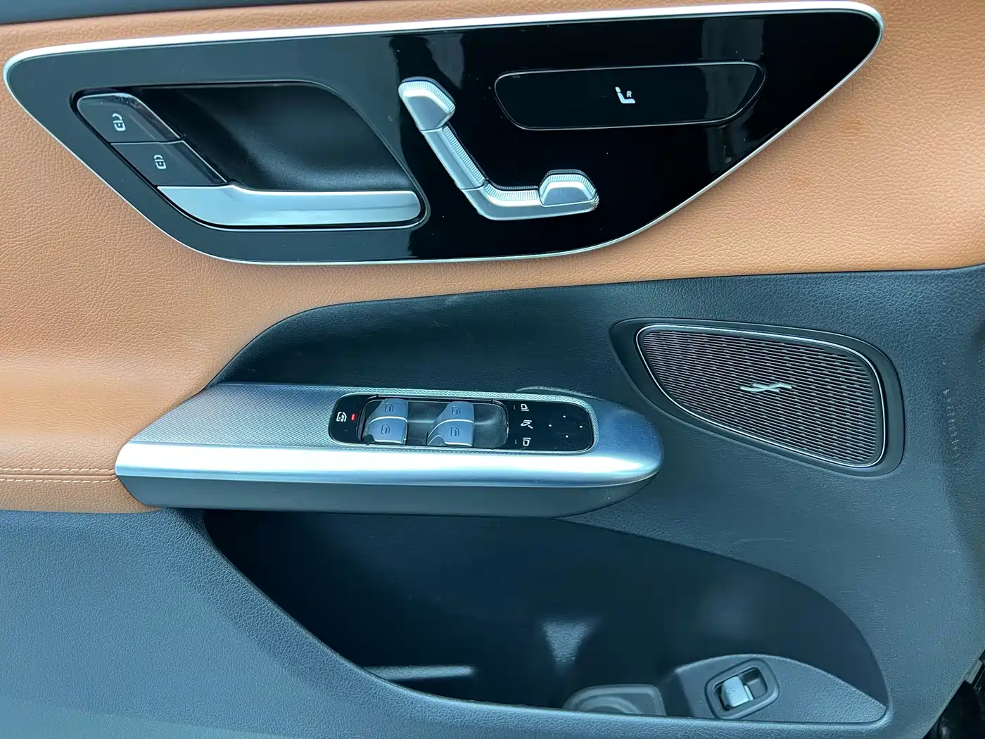 Mercedes-Benz GLC 2023 Facelift GLC 260 L 4MATIC Sport 7-Seater фото 3
