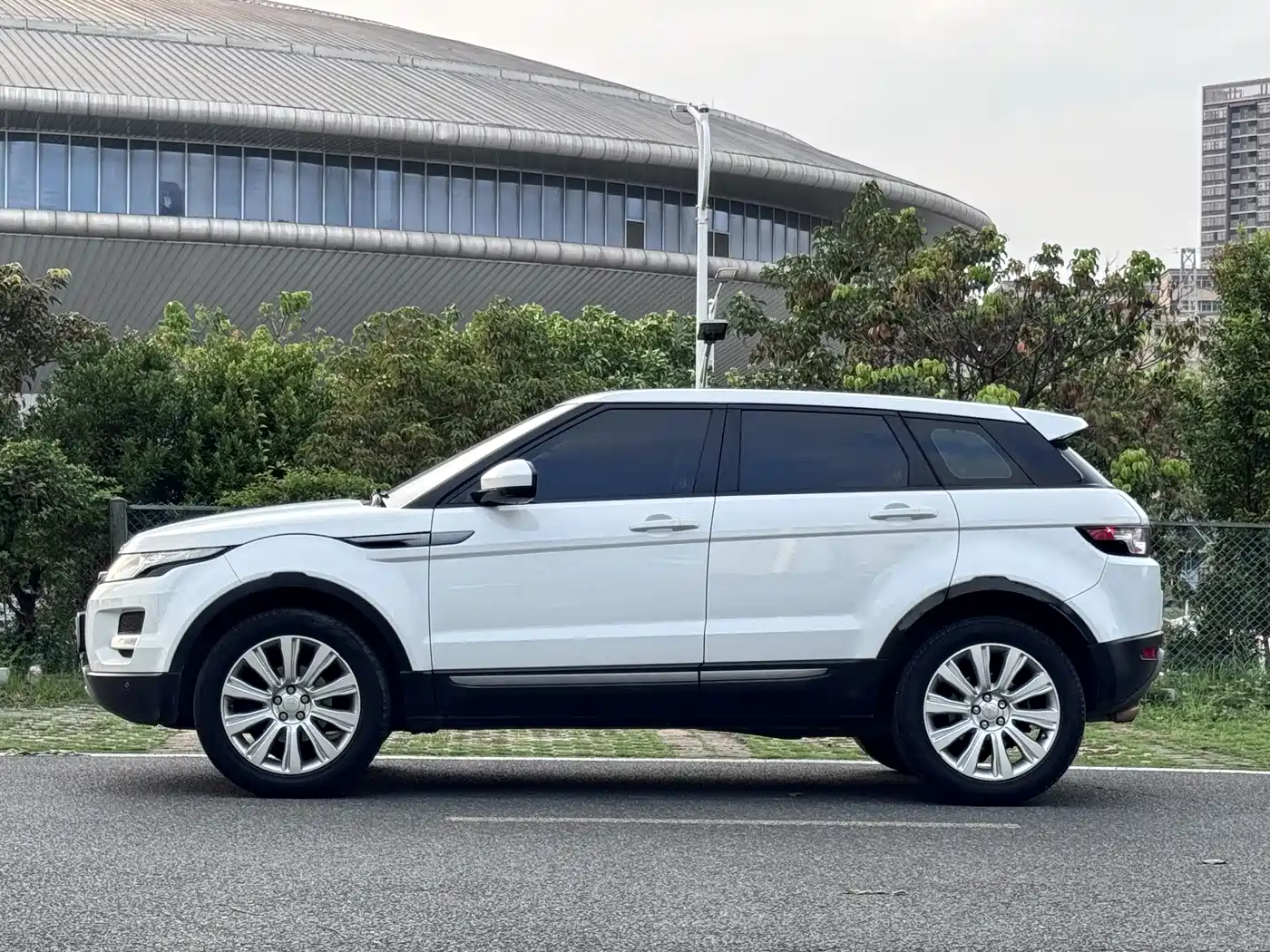 Land Rover Range Rover Evoque 2015 2.0T 5-Door Intelligent Edition фото 4