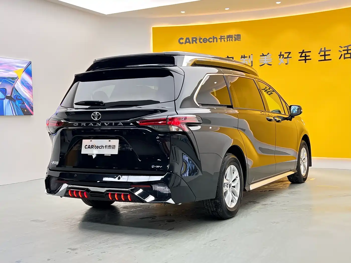 Toyota Granvia 2024 2.5L Hybrid Comfort фото 34