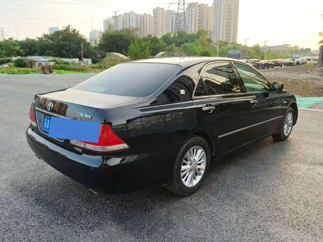 Фото 3 - Toyota Crown