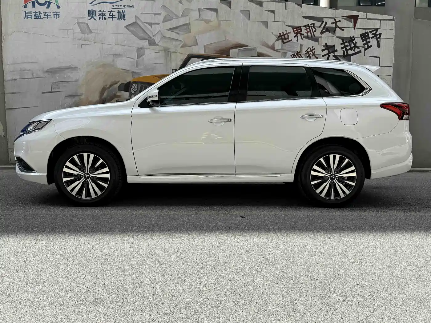 Mitsubishi Outlander 2021 2.4L 4WD Deluxe Edition 7-Seater фото 3