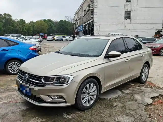 VOLKSWAGEN BORA