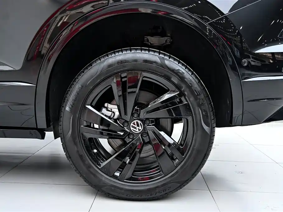Volkswagen Touareg 2023 3.0TSI R-Line Black Sports Package фото 38