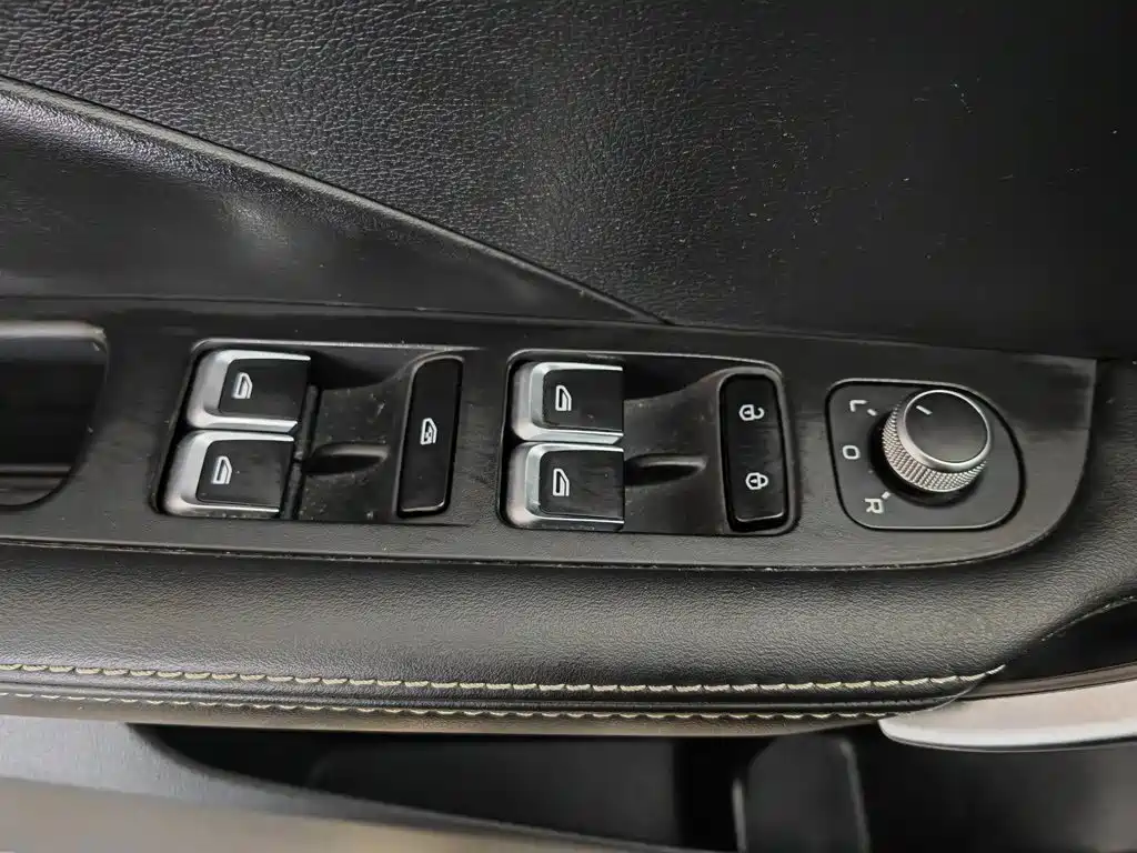Фото 9 - Geely Binyue