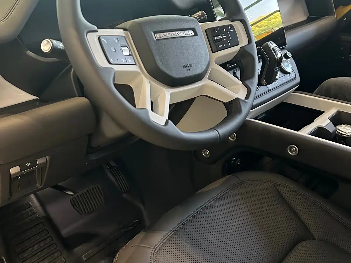 Land Rover Defender 2026 Model 90 2.0T P300 S фото 3
